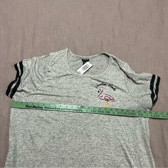 NWT Torrid Gray Tee Embroidery Pink Flamingo Sequin Design Vacation Plus Size 4 - Picture 7 of 7